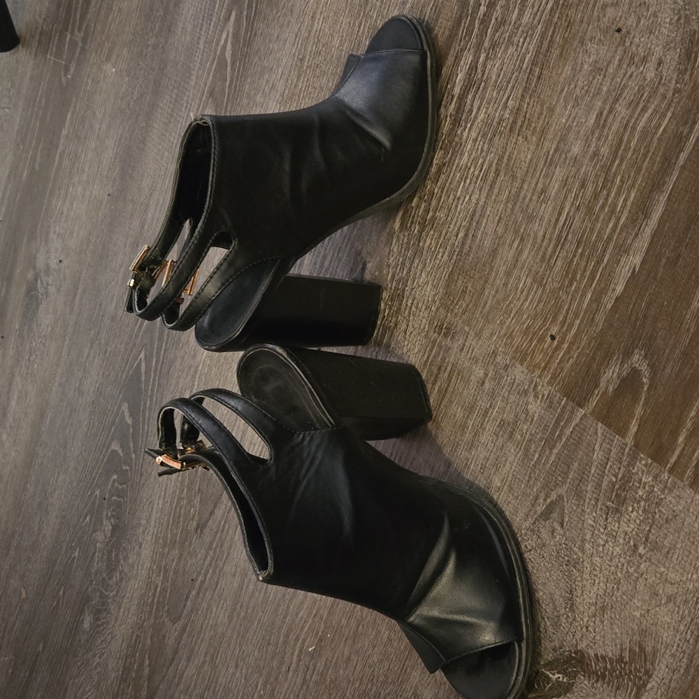 Black heeled shoes, size 7.5